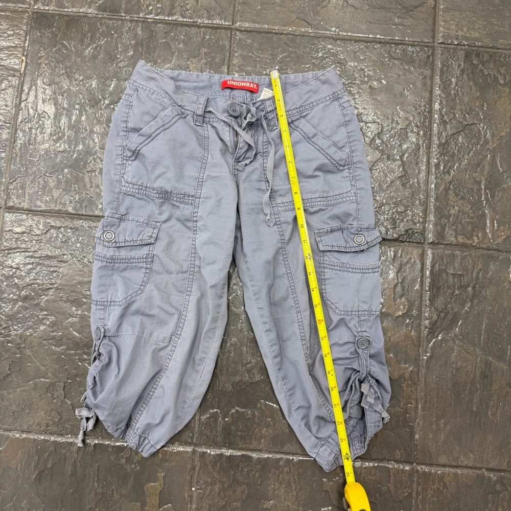 UNIONBAY Gray Cargo Y2K Capris for Women Size 0 - Picture 4 of 7